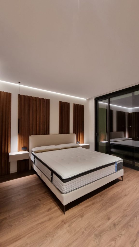 Habitación moderna con iluminación tenue